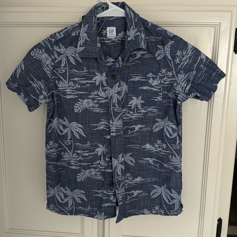GAP KIDS Hawaiian Short Sleeved Button-Up, Size Small (6-7)